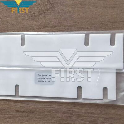 रोलैंड 700 के लिए वाश अप ब्लेड 1102×56×1 मिमी आयाम और उच्च प्लास्टिक में 13 छेद के साथ